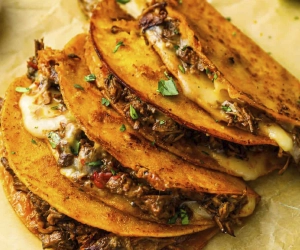 Tacos de birria con queso